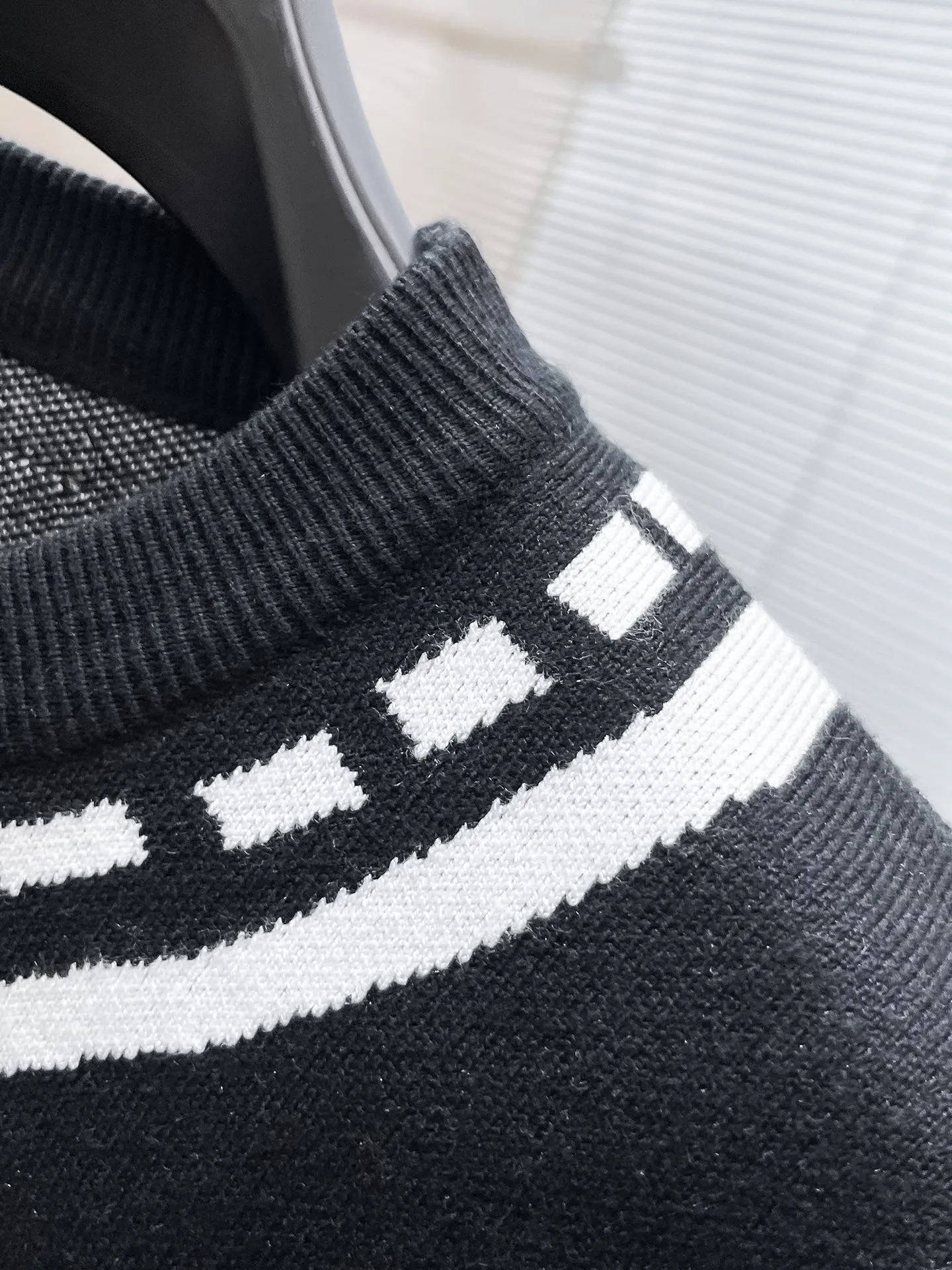 🅿️440 Louis Vuitton LV 2025ss new wool blended round neck long-sleeved sweater cardigan bottoming sweater, high-end version! The custom-made fabrics at the counter are highly breathable and comfortable, with impeccable details and brand element design concepts, reflecting high quality. It feels delicate and soft! It presents a casual cut and the upper body shape is great! 🐉Code size: M-3XL
